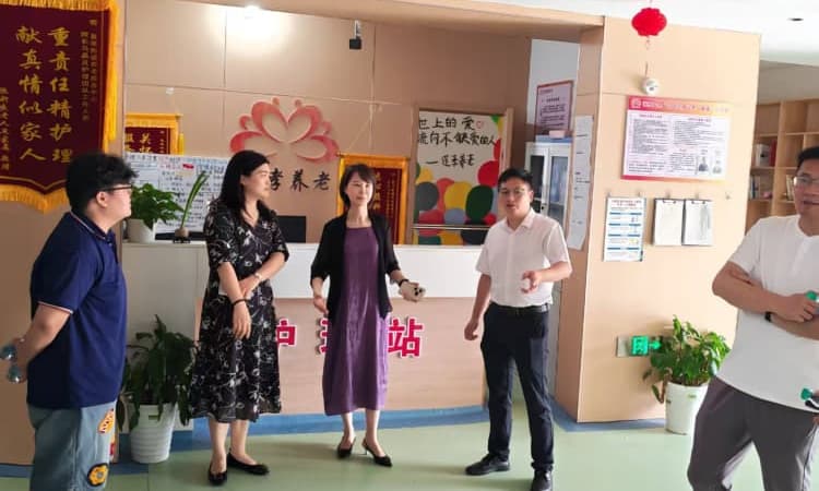 农工党鹰潭市第八届委员会主任委员胡蓉一行莅临夏埠街道养老服务中心参观指导(图3)