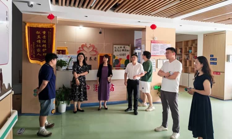 农工党鹰潭市第八届委员会主任委员胡蓉一行莅临夏埠街道养老服务中心参观指导(图2)