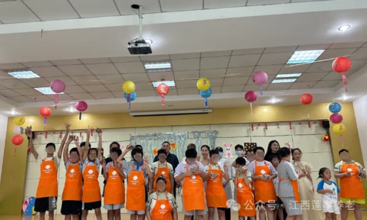 月满中秋传温情,莲孝养老暖心陪伴孩童成长(图4) 月满中秋传温情,莲孝养老暖心陪伴孩童成长(图4)