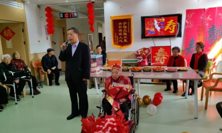 期颐华诞满堂欢，温情相伴百岁人 —— 莲孝养老为杨奶奶举办百岁寿宴(图2)