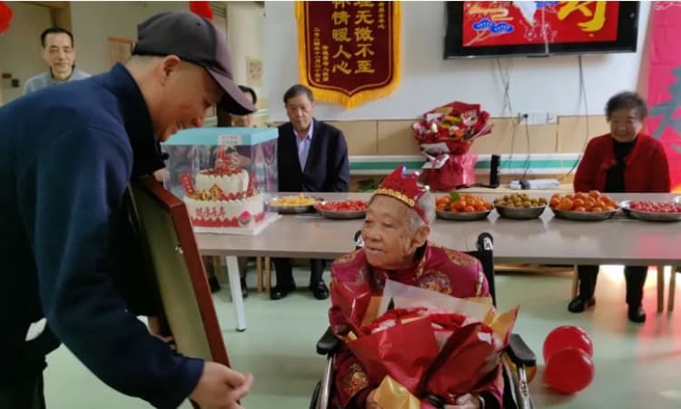 期颐华诞满堂欢，温情相伴百岁人 —— 莲孝养老为杨奶奶举办百岁寿宴(图1)
