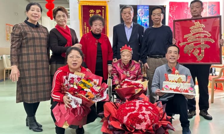 期颐华诞满堂欢，温情相伴百岁人 —— 莲孝养老为杨奶奶举办百岁寿宴