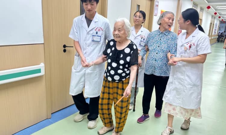 敬老月公益义诊｜医养联动送健康，莲孝养老传递鹰潭养老温情(图3)