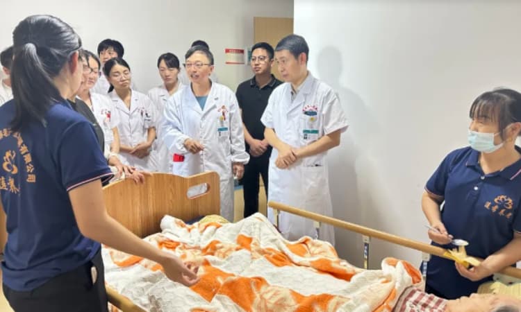 敬老月公益义诊｜医养联动送健康，莲孝养老传递鹰潭养老温情(图2)