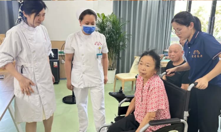 敬老月公益义诊｜医养联动送健康，莲孝养老传递鹰潭养老温情(图1)