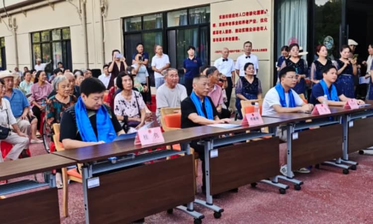 礼赞华诞文艺汇演走进莲孝养老，以文艺盛宴点亮鹰潭养老温情(图2)