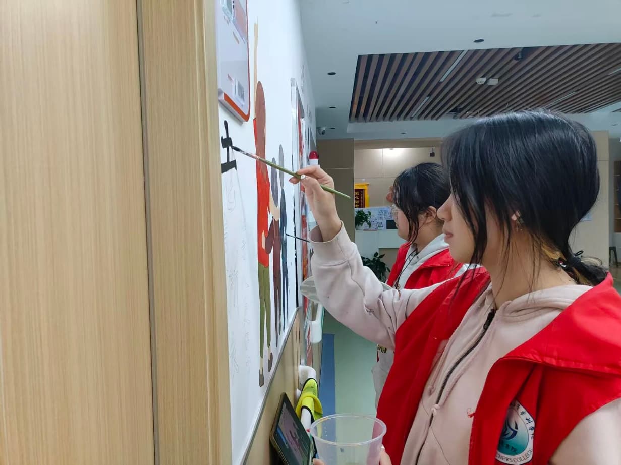 艺绘暖巢焕新康养空间，青春笔墨为鹰潭养老添温情(图1)