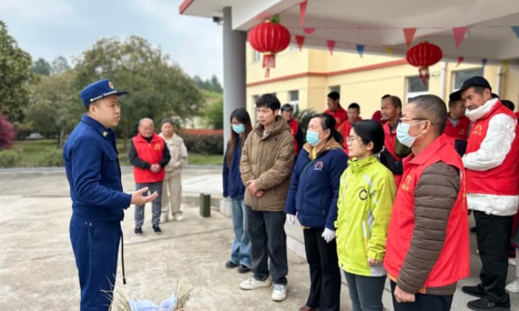 防患未燃守平安｜清明消防宣教演练走进莲孝养老，筑牢鹰潭养老安全屏障(图1)